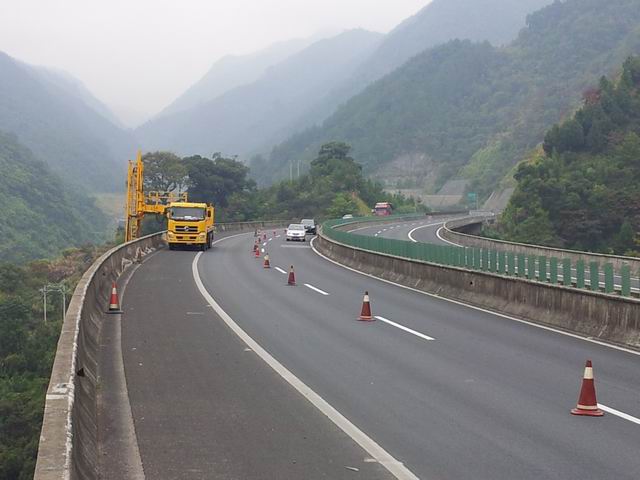 福銀高速公路馬腰格大橋橋梁加固